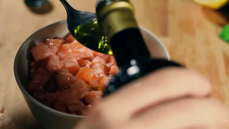 Per preparare la tartare di salmone aggiungi olio