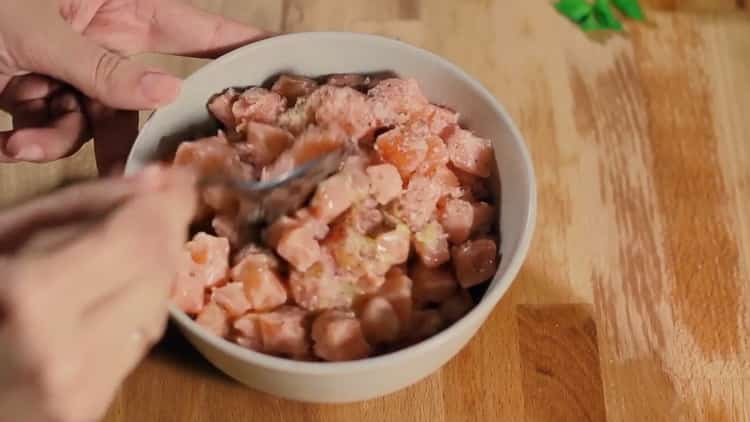 Per preparare la tartare di salmone, mescola gli ingredienti.