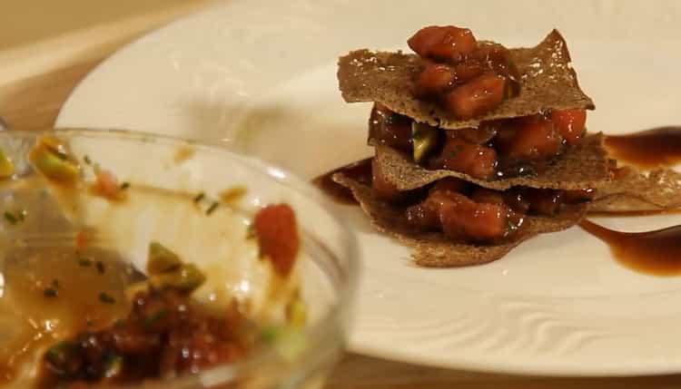 Per preparare la tartare di tonno, metti la tartara su un piatto