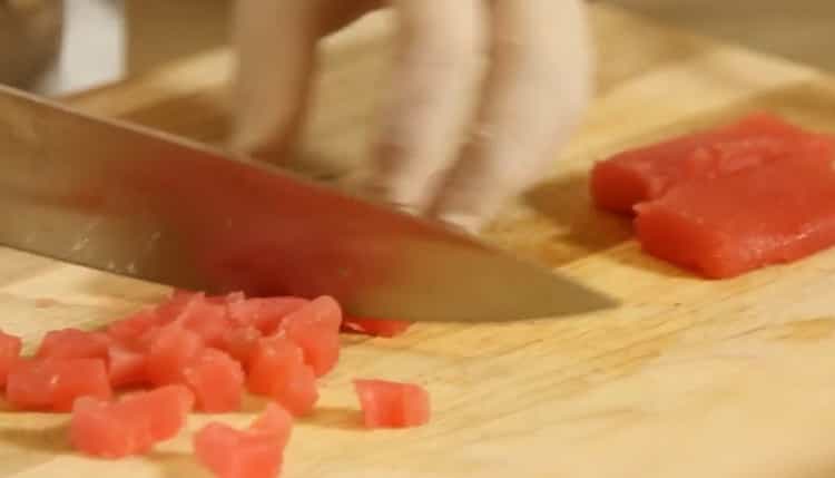 Per preparare la tartare di tonno. preparare gli ingredienti