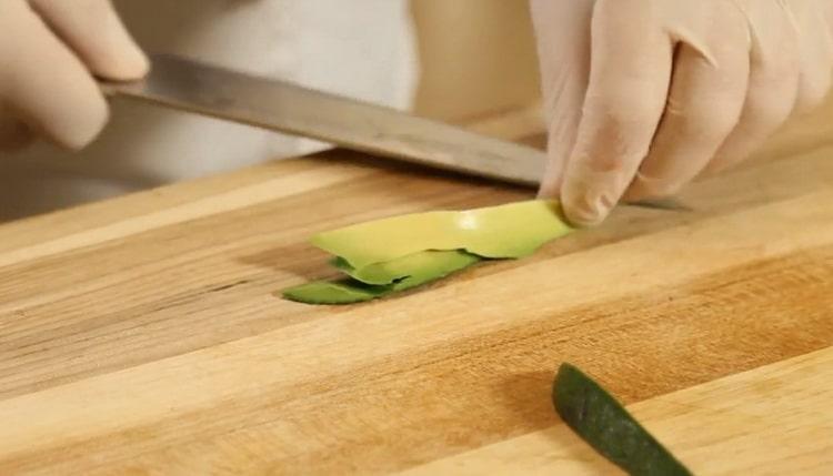 Per preparare la tartare di tonno, tritare l'avocado