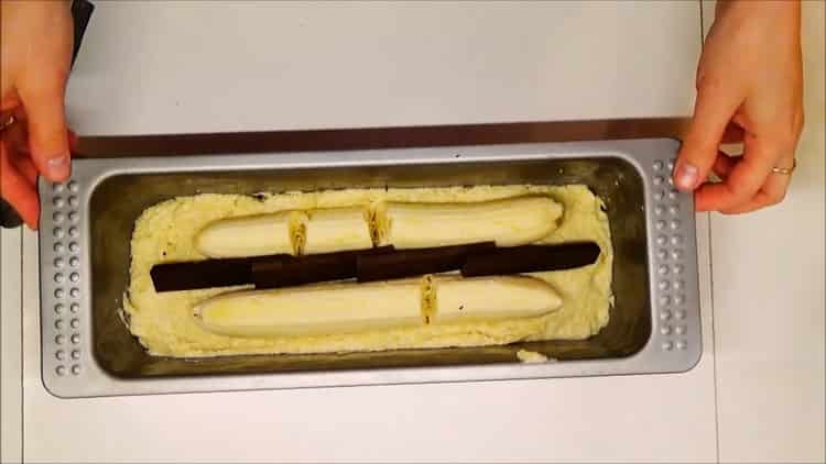 Metti il ​​cioccolato per fare la torta di banane alla cagliata