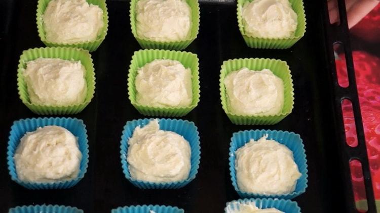 Per fare i muffin, metti l'impasto negli stampi