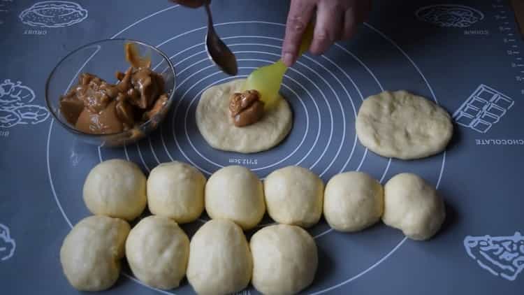 Per preparare le cabine, mettere il ripieno sull'impasto