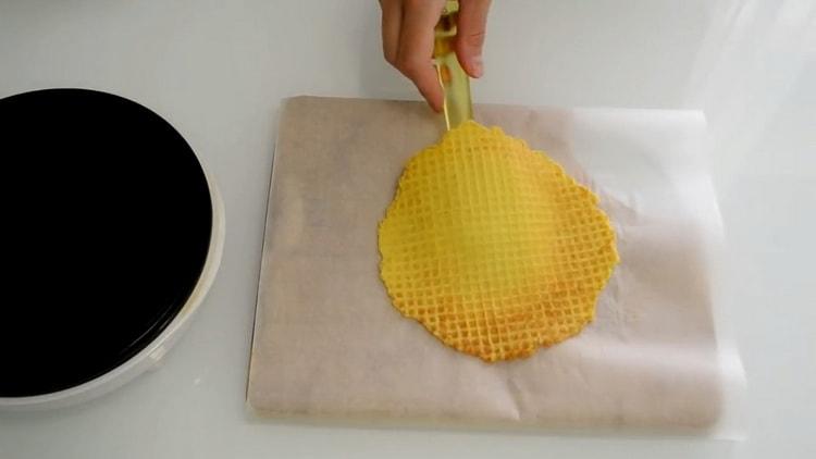 L'impasto per wafer rotola secondo una ricetta passo dopo passo con una foto