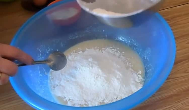 Pag-ayos ng harina upang makagawa ng pinirito na pastry kuwarta