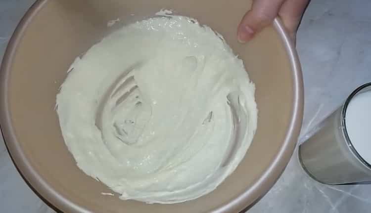 Mescolare gli ingredienti per l'impasto.