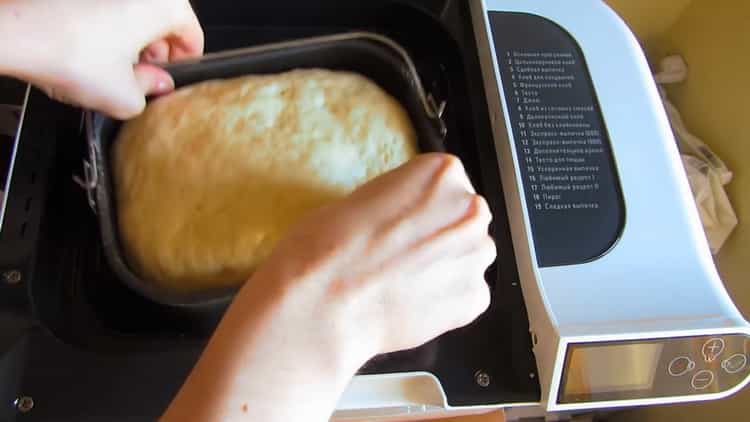 l'impasto per le torte nella macchina per il pane è pronto