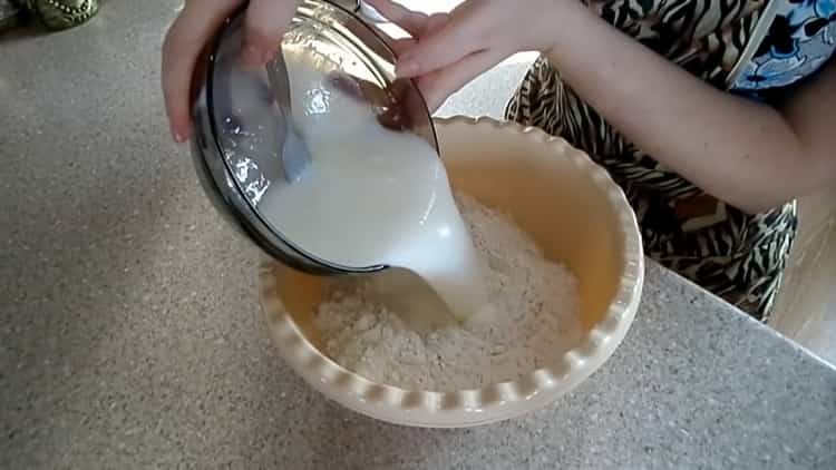 Upang ihanda ang kuwarta para sa mga pastry na may dry yeast, pagsamahin ang likido at tuyong mnguits