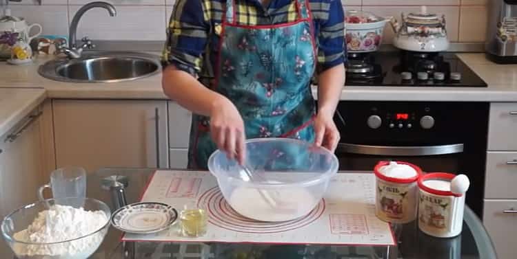 Per preparare l'impasto per i panini, preparare gli ingredienti