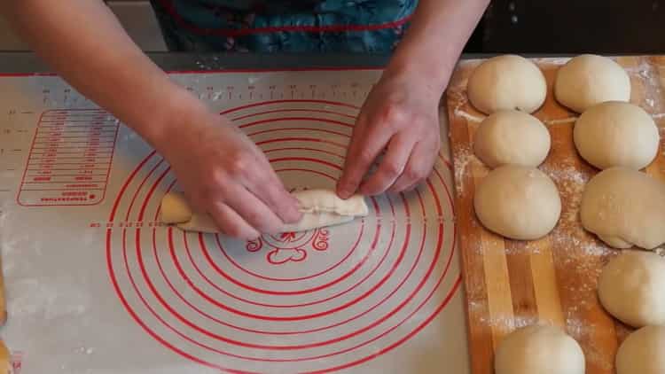 Per preparare i panini, ruota l'impasto in un tubo