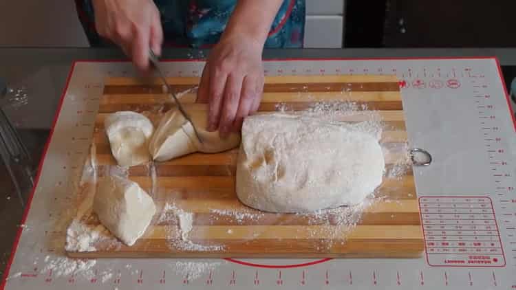 Per fare un impasto per i panini, tagliare l'impasto