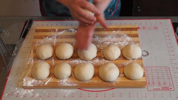 Per preparare l'impasto per i panini, preparare gli ingredienti