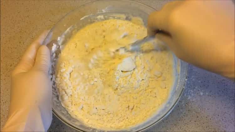 mescolare gli ingredienti per l'impasto di samsa