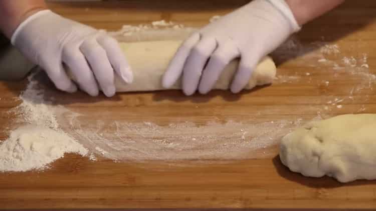 Per preparare i panini, dividi l'impasto