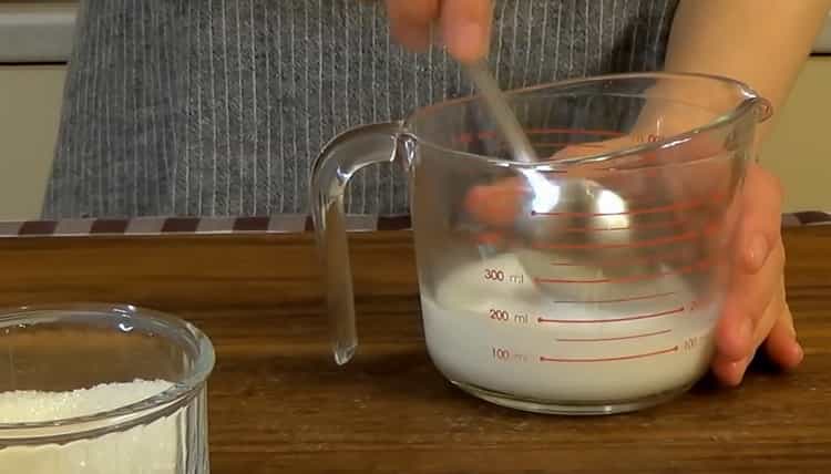 Per preparare l'impasto su panna acida per torte, preparare gli ingredienti