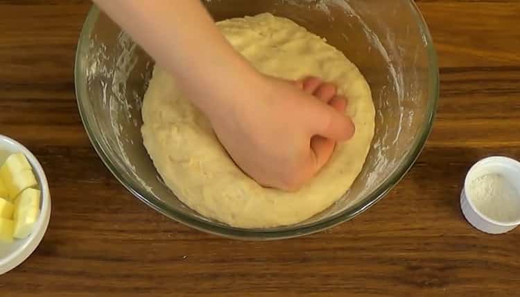 Per fare un impasto su panna acida per torte, impastare l'impasto