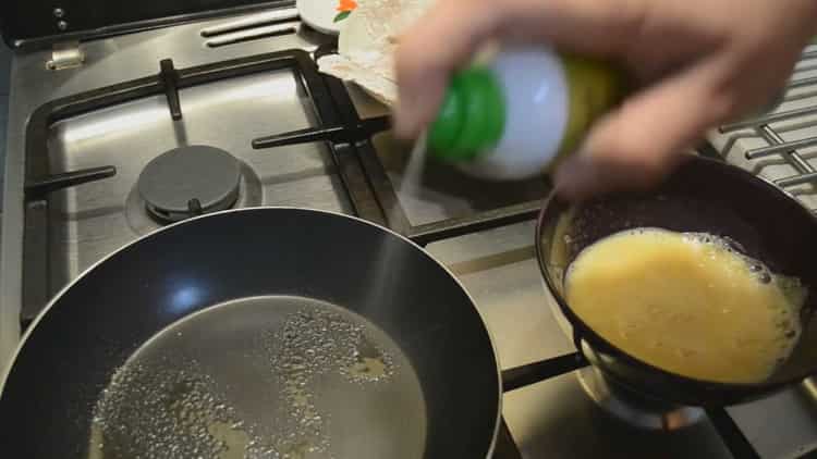 Per preparare la tilapia, ungere una padella.