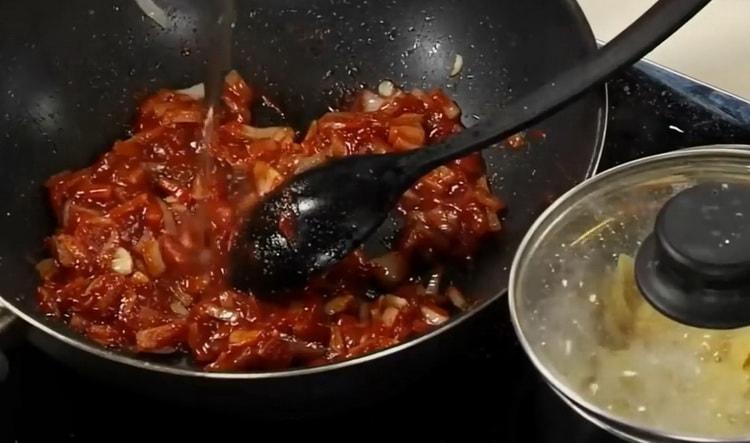 Mescola gli ingredienti per preparare la salsa di pomodoro spaghetti