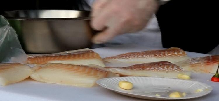 Per preparare il merluzzo in un foglio nel forno, preparare gli ingredienti