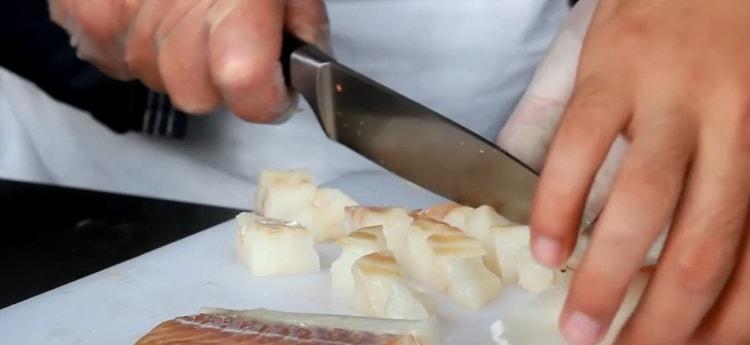 Per preparare il merluzzo in un foglio nel forno, tagliare il pesce