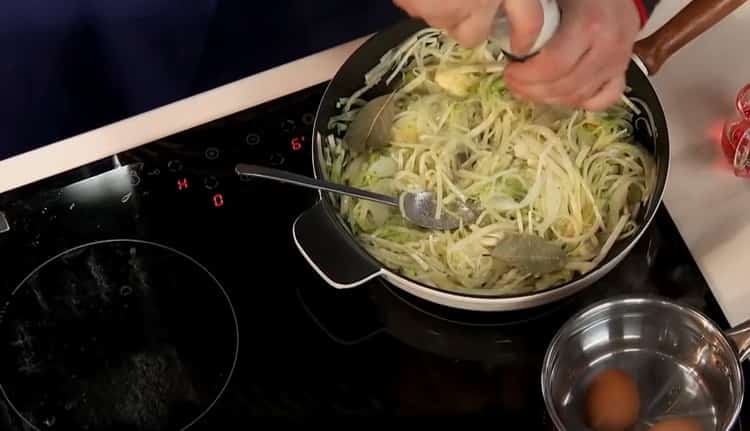 Per preparare il merluzzo sotto la marinata, friggere gli ingredienti