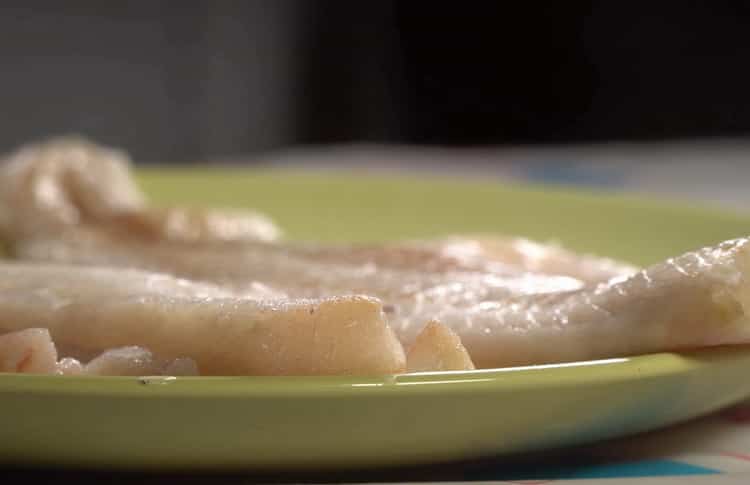 Per preparare il baccalà con le patate al forno, preparare gli ingredienti