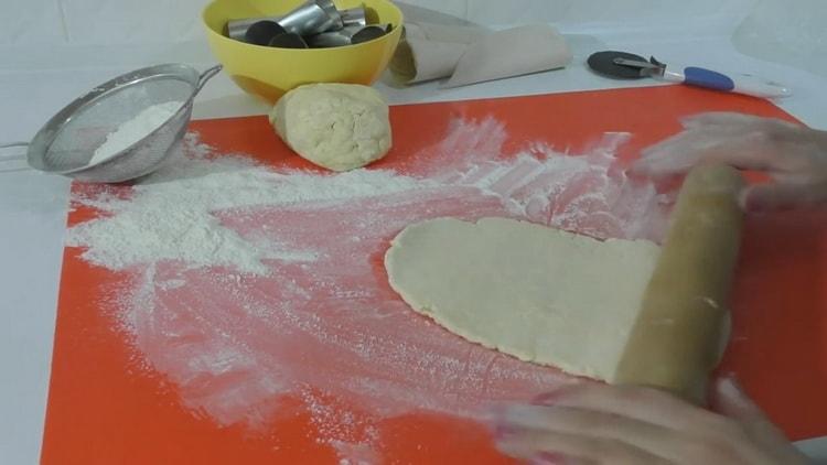 Stendere la pasta per fare i tubi di crema