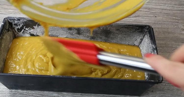 Per preparare una torta di zucca, versare l'impasto in uno stampo