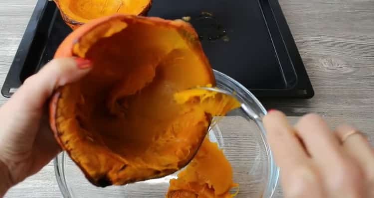 Per preparare una torta di zucca, prepara la polpa di zucca