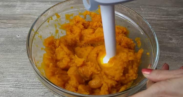 Macina una zucca per preparare un muffin alla zucca