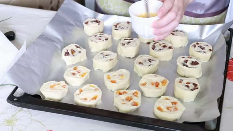 Per cucinare le lumache di pasta sfoglia, preriscaldare il forno