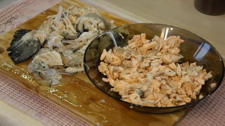 Per cucinare la zuppa di salmone, prendi il pesce