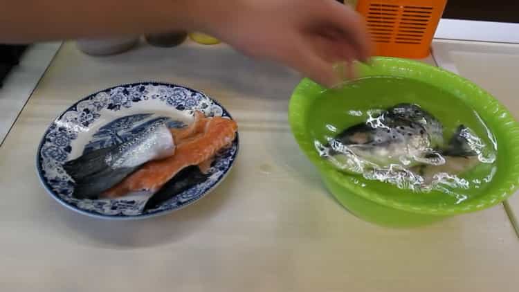 Per preparare la zuppa di salmone, prepara gli ingredienti