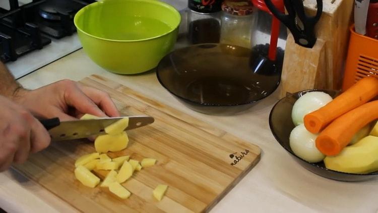 Per preparare la zuppa di salmone, tritare le patate