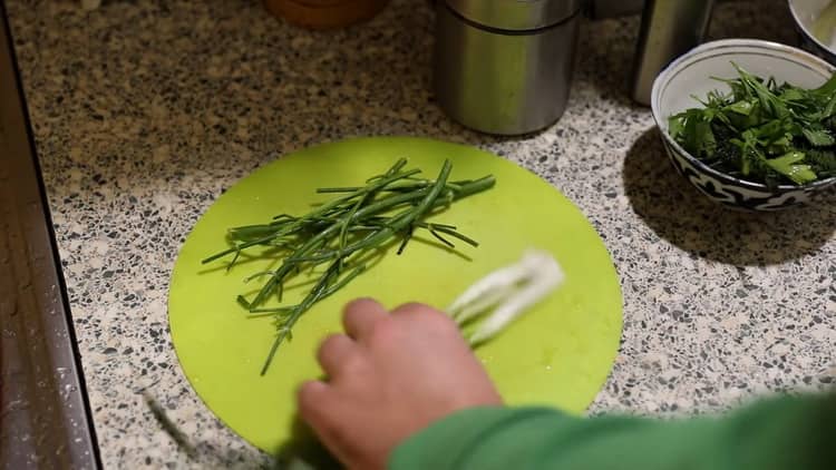 Per preparare la zuppa di pesce di bottino, tagliare la cipolla