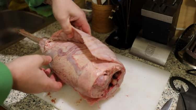 Tagliare il pesce per preparare la zuppa di pesce di bottino