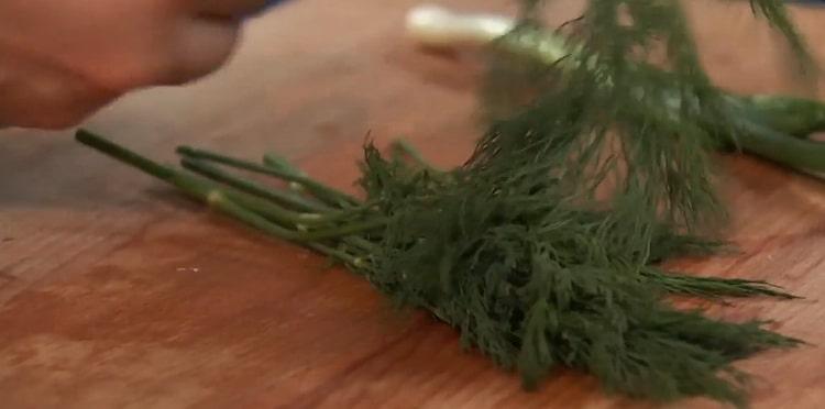 Per preparare la zuppa di pesce sterlet, tagliare le verdure