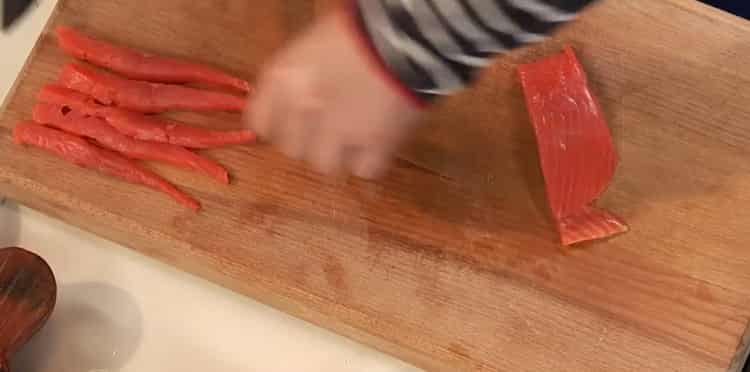 Per preparare la zuppa di pesce sterlet, tagliare il pesce