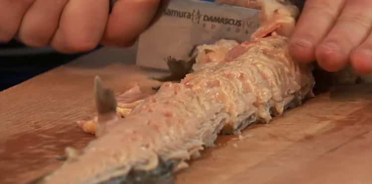 Per preparare la zuppa di pesce sterlet, tagliare il pesce