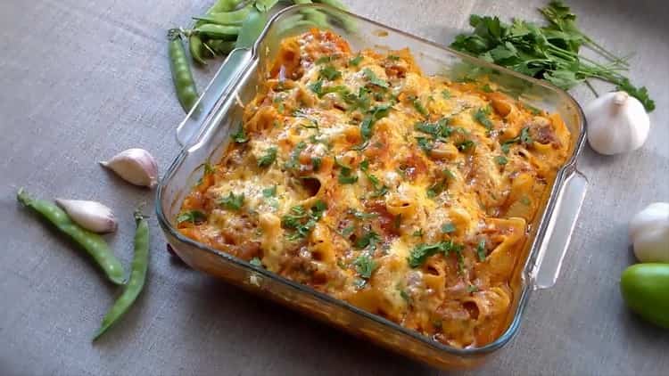 I gusci di pasta ripieni con carne macinata al forno sono pronti