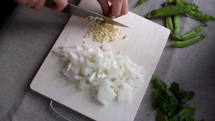 Mescola gli ingredienti per cucinare.