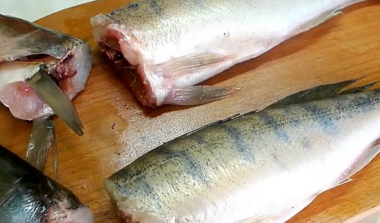 Per preparare la Zander ripiena, prepara gli ingredienti