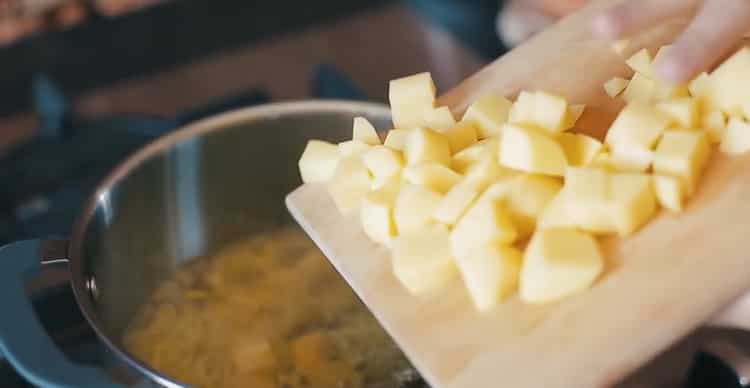 Per preparare la zuppa di salmone finlandese, tagliare le patate