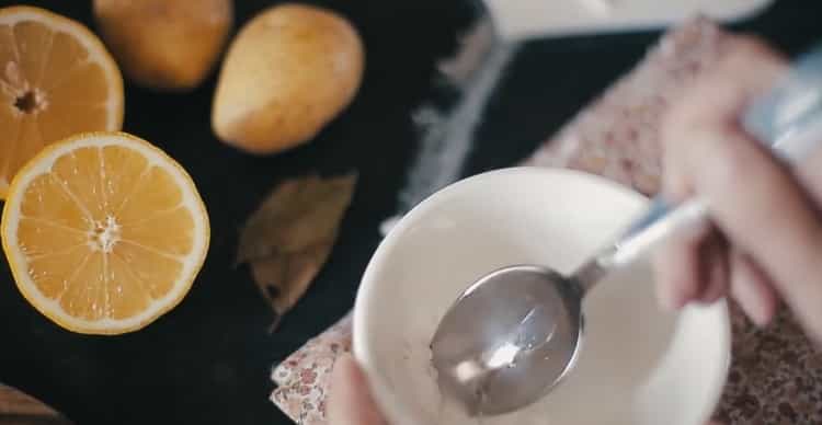 Per preparare la zuppa di salmone finlandese, condisci una salsa