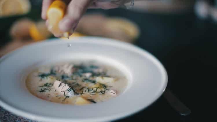 La zuppa finlandese con salmone e panna è pronta