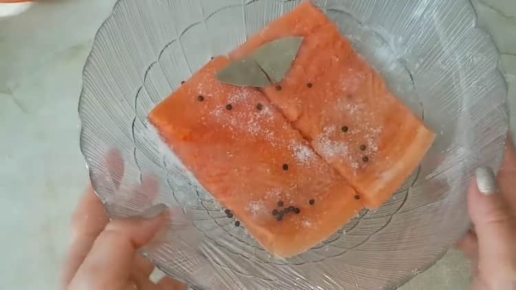 Trota leggermente salata secondo una ricetta passo passo con foto