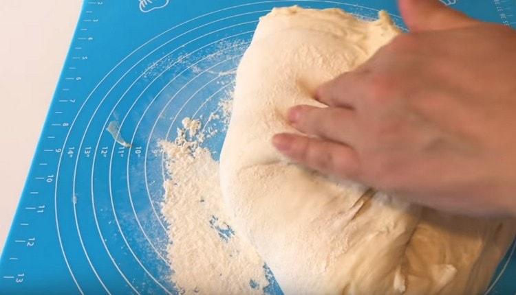 stendiamo l'impasto su una superficie di lavoro cosparsa di farina.