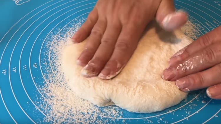 Impastare ogni pallina di pasta in una torta.