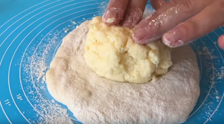 Metti la pallina di formaggio al centro della torta.